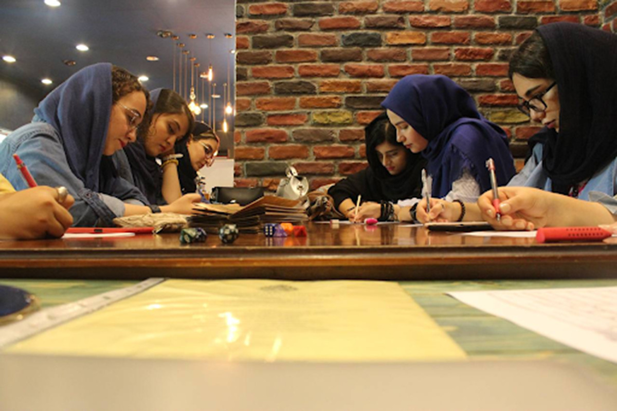 Sei giovani donne in hijab che giocano a D&D