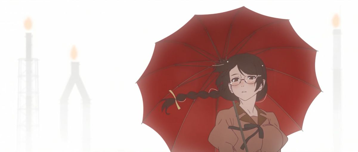 Una ragazza anime con i capelli neri legati in una treccia che indossa occhiali e tiene in mano un ombrello rosso con ciminiere industriali oscurate da una foschia di nebbia sullo sfondo.