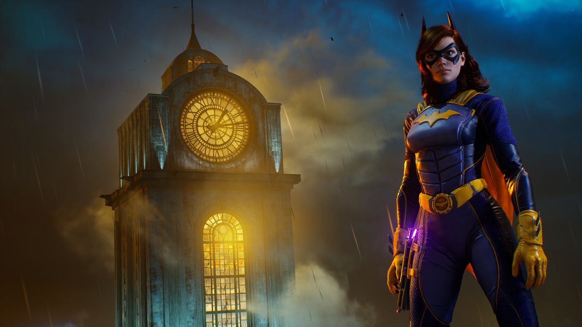 Barbara Gordon, alias Batgirl, è in piedi di fronte alla telecamera, con la base di Belfry sullo sfondo in Gotham Knights