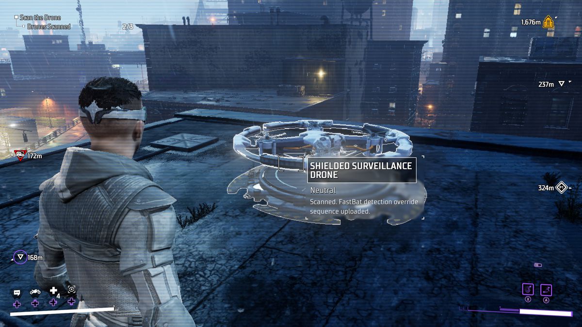 Nightwing fissa un drone di sorveglianza sul tetto di un edificio a Gotham Knights.