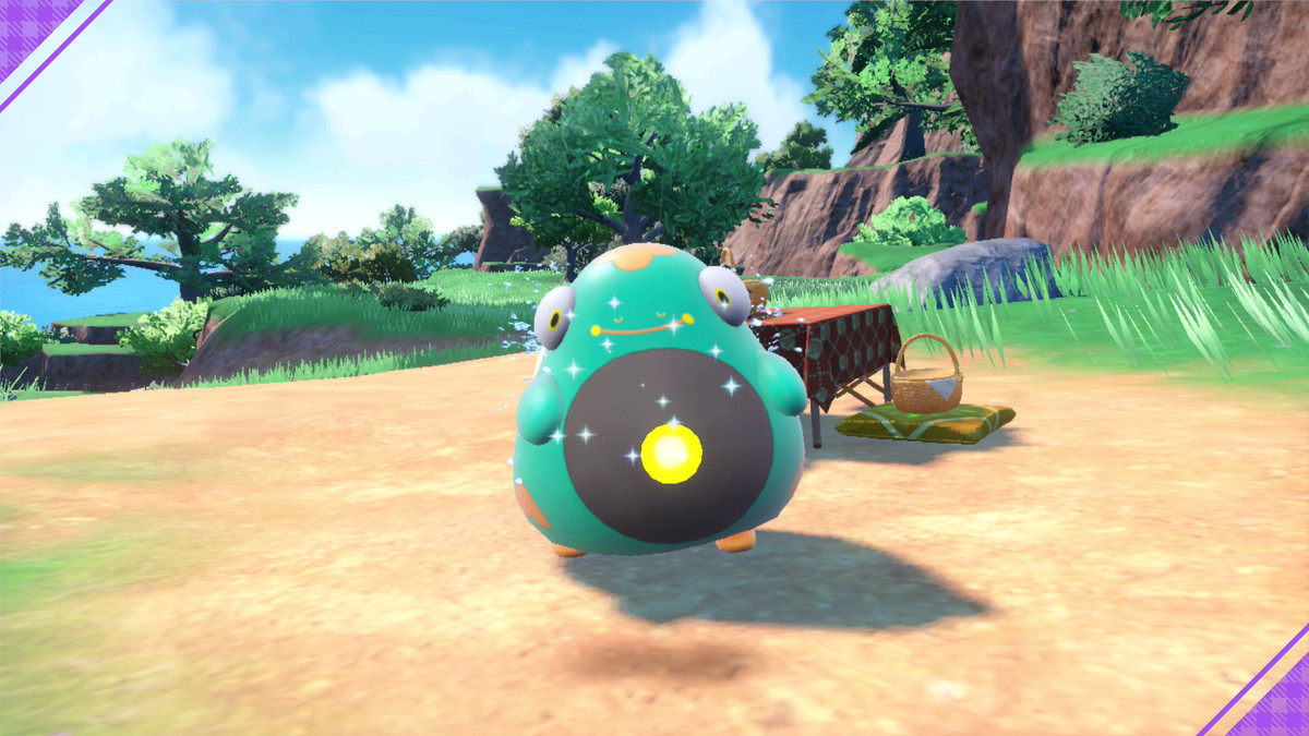 Bellibolt balla davanti a un picnic in una giornata di sole in un campo polveroso della regione di Paldea in Pokémon Scarlet.