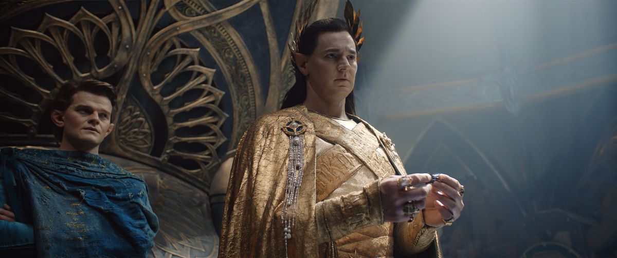 Gil-galad (Benjamin Walker) in piedi e con in mano mithril, con Elrond (Robert Aramayo) che si guarda alle spalle