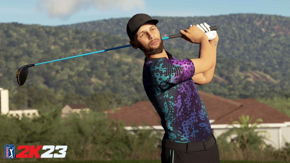 Steph Curry, con indosso una polo multicolore e un cappellino da baseball nero, osserva un tee shot volare nel PGA Tour 2K23