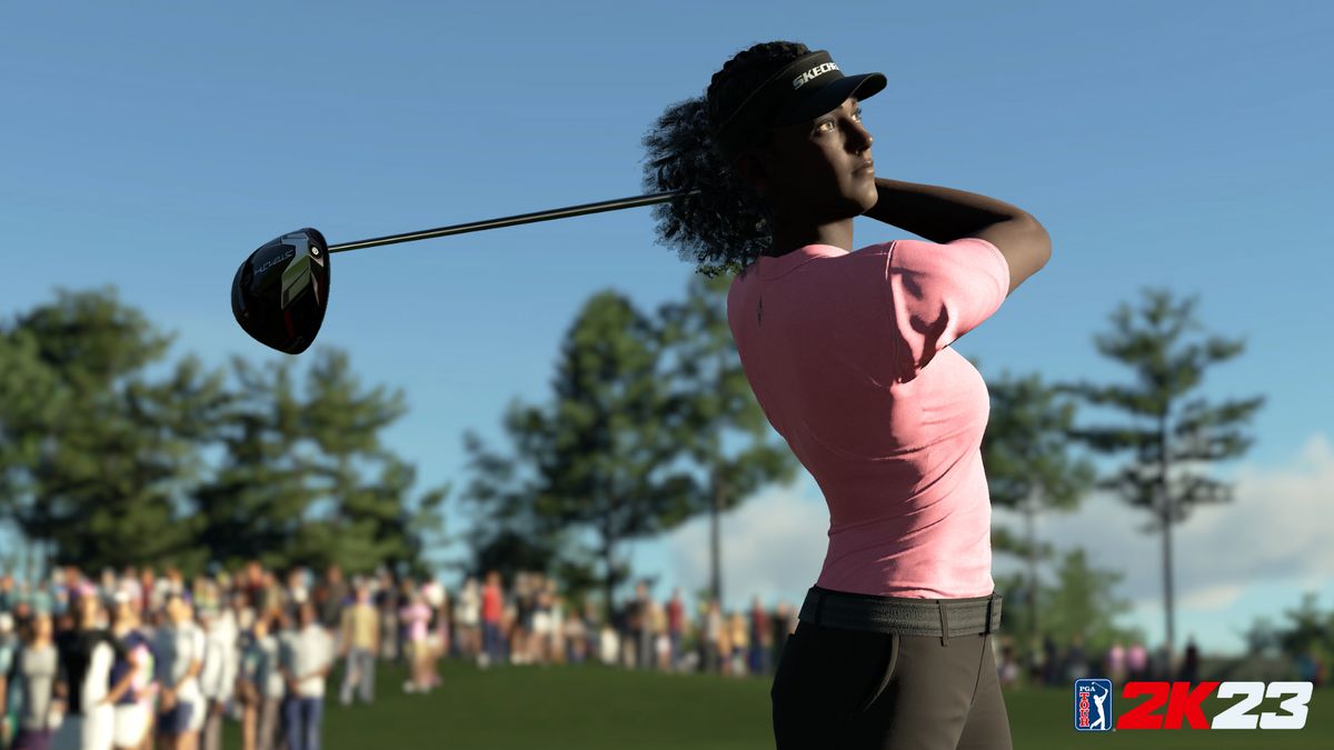 una donna di colore che indossa una polo rosa e pantaloni neri guarda il suo tee shot volare in PGA Tour 2K23