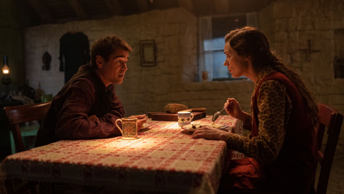Pádraic (Colin Farrell) ha un appassionato incontro a cuore aperto con sua sorella Siobhán (Kerry Condon) al tavolo della cucina nel loro piccolo e buio cottage irlandese in The Banshees of Inisherin 