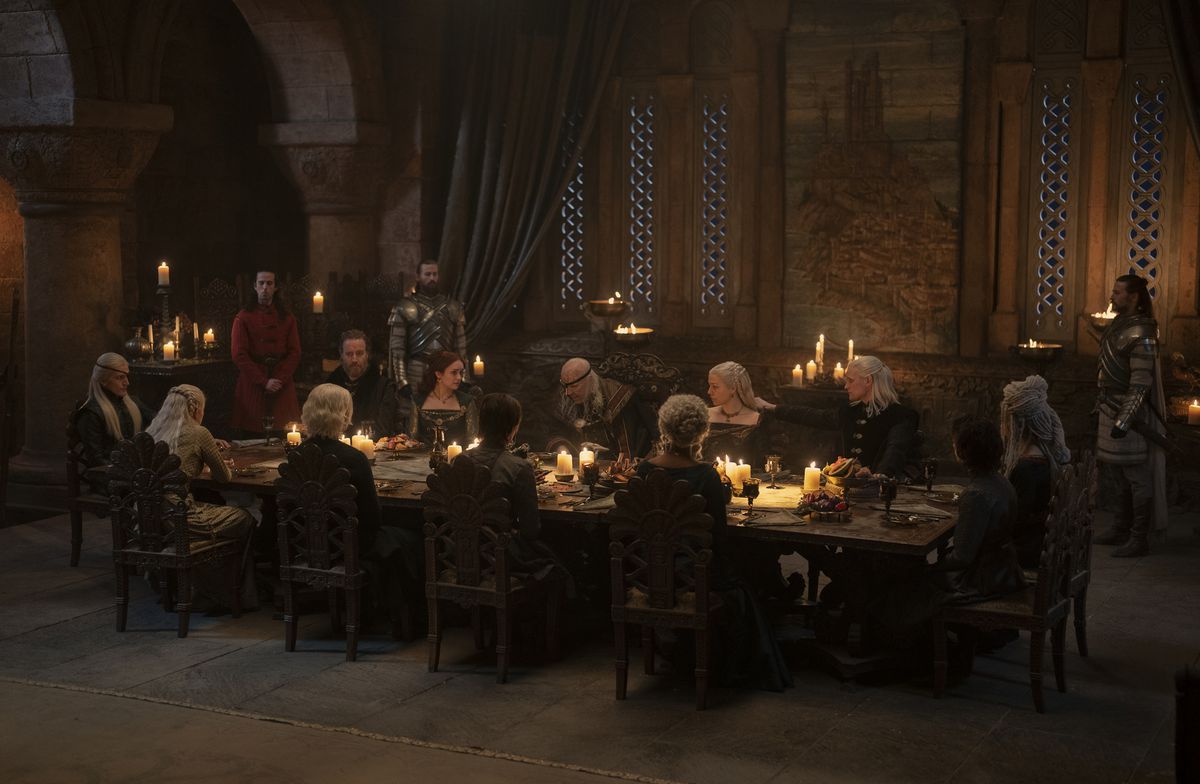 Aemond (Ewan Mitchell) seduto a capotavola con il resto della sua famiglia, inclusi Targaryen, Velaryon e Hightowers