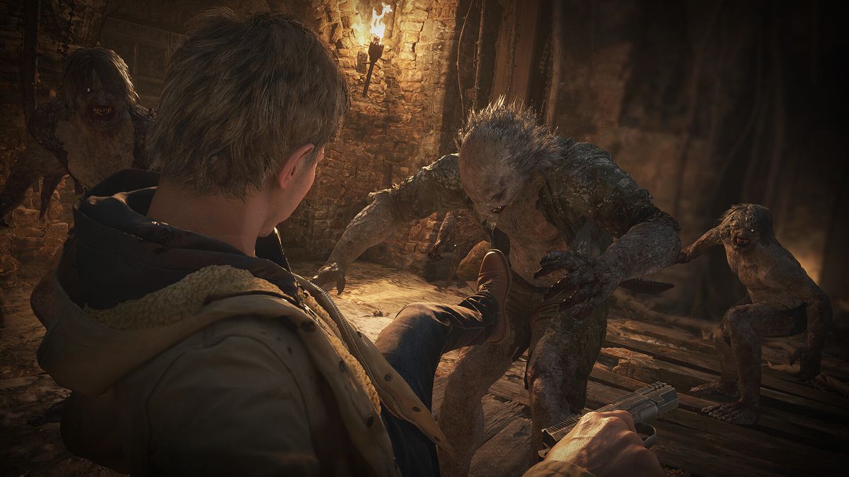 Ethan cerca di prendere a calci un lichene mentre lo attacca, come mostrato nella modalità in terza persona sopra la spalla, in Expaion di Resident Evil Village Winters