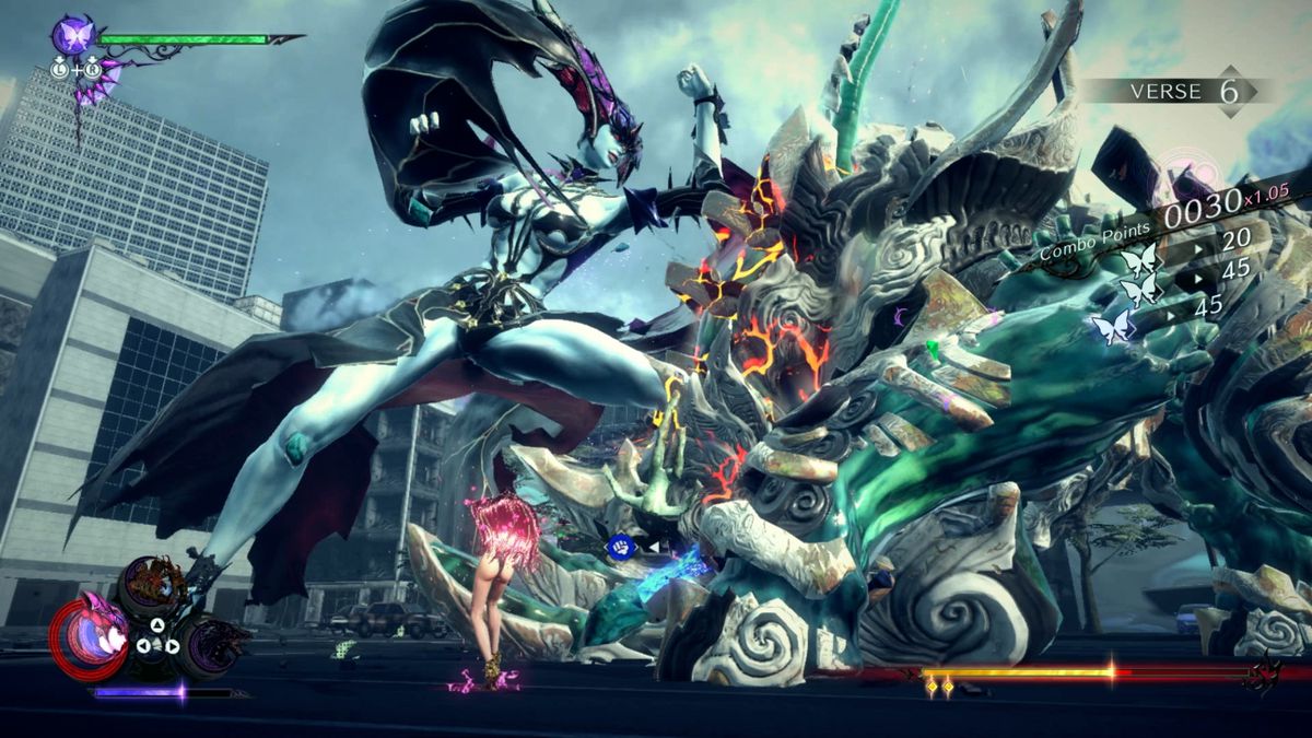 Bayonetta si spoglia come parte del suo rituale di evocazione per enormi entità demoniache come Madama Butterfly, nella foto a sinistra mentre combatte contro uno degli omuncoli nemici in Bayonetta 3