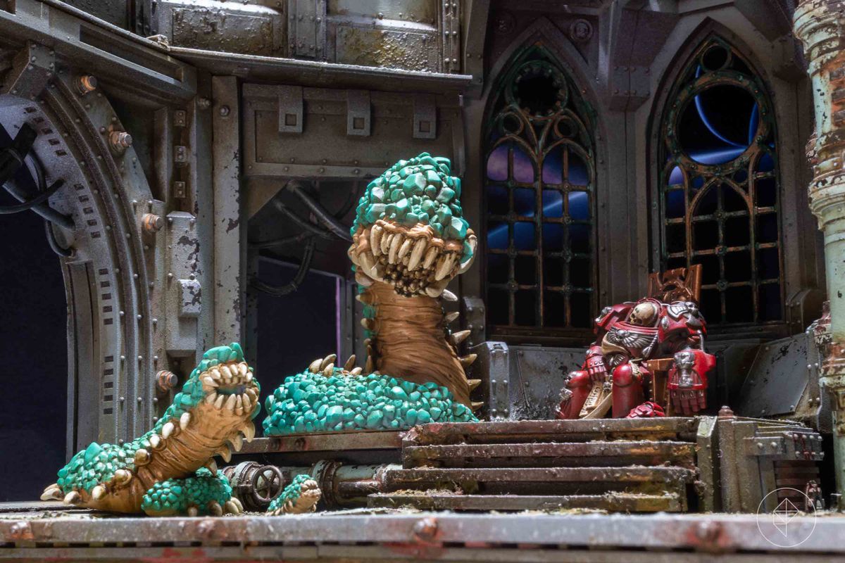 Beasts of the Warp — il vortice che definisce la galassia di Warhammer 40.000 — assalta una sala del trono su una nave da guerra gotica.  I loro carapaci sono verdi e sporchi, tempestati di sporgenze simili a rocce.