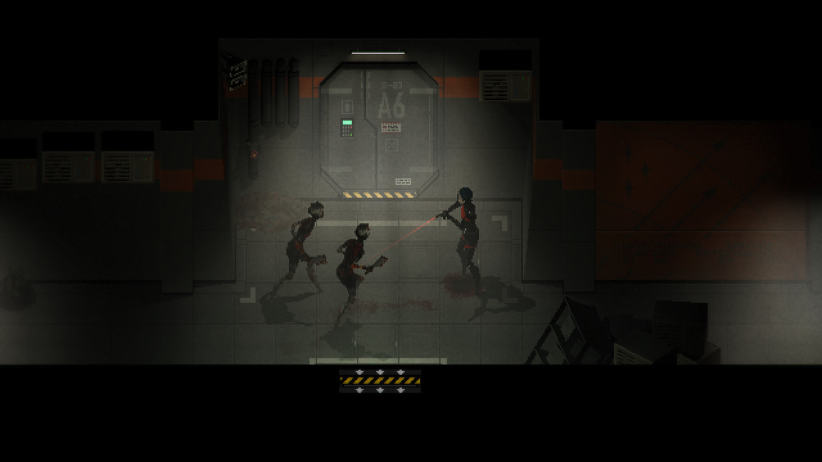 Una visuale in terza persona di un personaggio dell'anime che punta una pistola con mirino laser contro due androidi simili a zombi con in mano delle mannaie in un corridoio industriale buio.