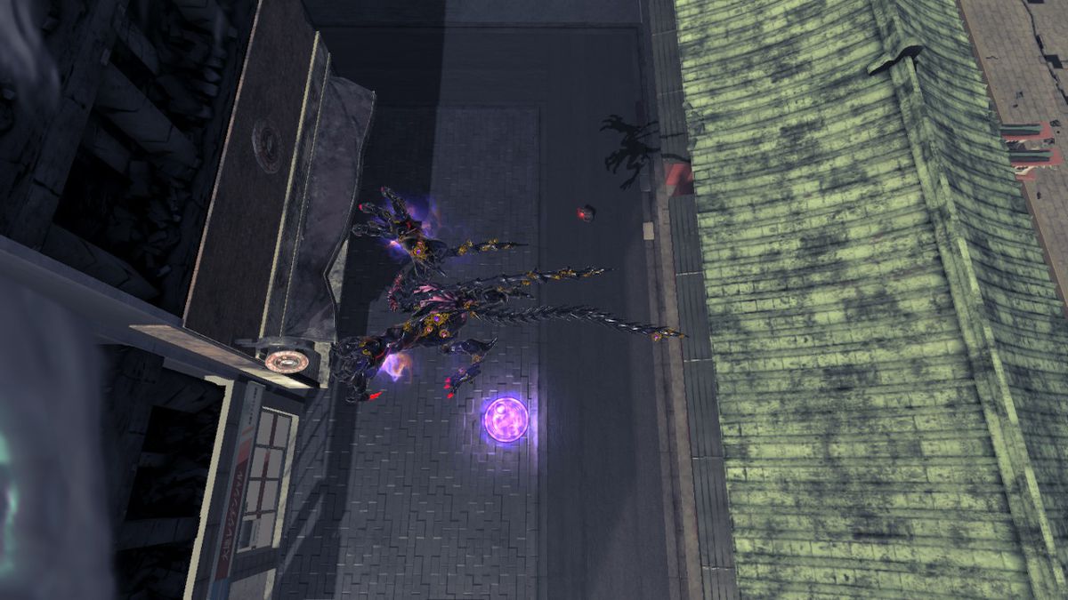 Bayonetta salta da un tetto all'altro mentre un gatto che porta un gioiello rosso è sotto di lei