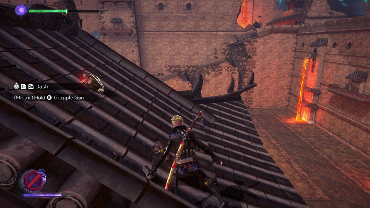 Un rospo liscio si siede in cima a un tetto