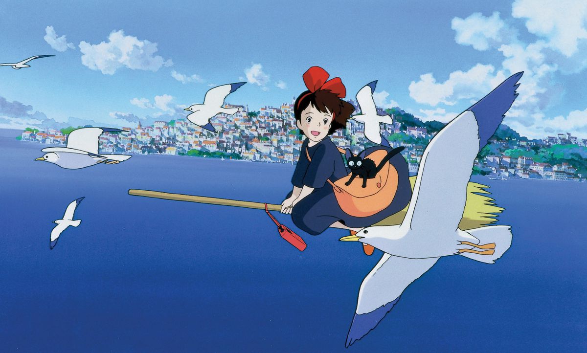 Kiki fa volare la sua scopa sul mare nel film d'animazione Kiki's Delivery Service.