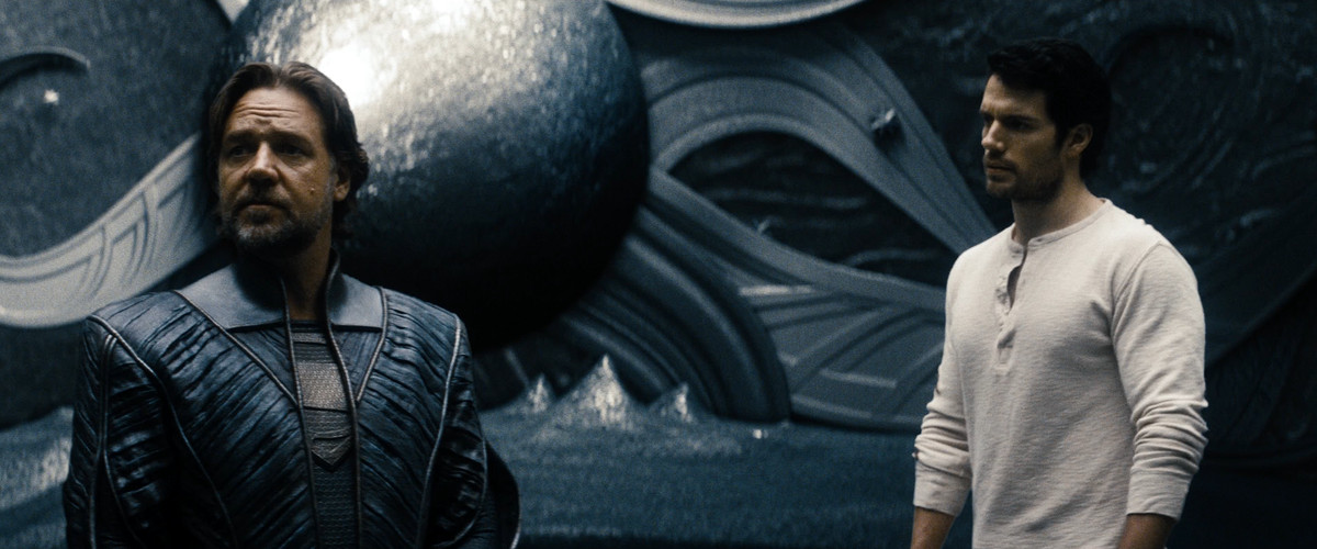 Henry Cavill nei panni di Clark Kent, che indossa una maglietta bianca a maniche lunghe, parla con Russell Crowe nei panni di Jor-El in Man of Steel