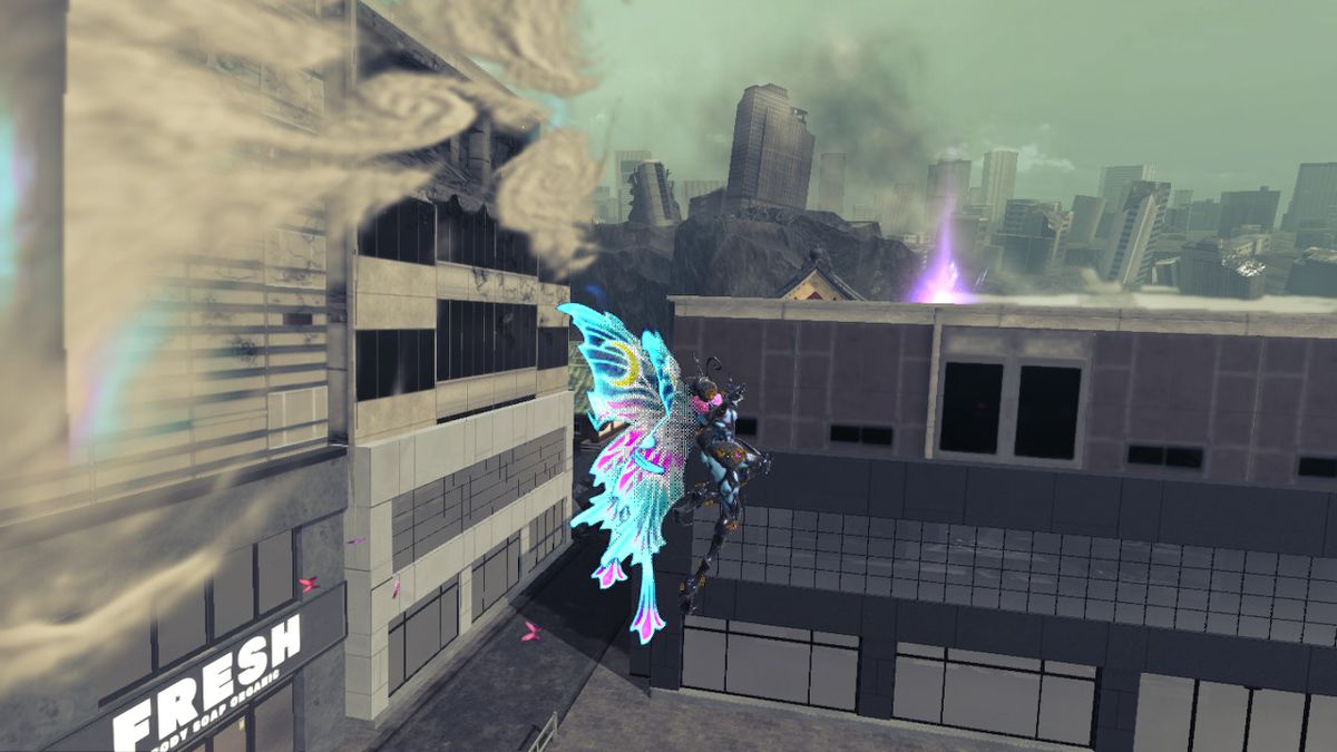 Bayonetta, indossando ali di farfalla, salta tra due tetti in Bayonetta 3.