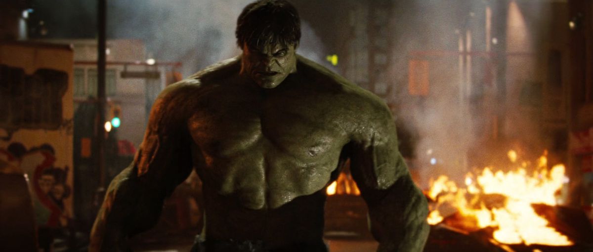 Hulk, visibilmente molto arrabbiato, in una strada in fiamme in The Incredible Hulk (2008).