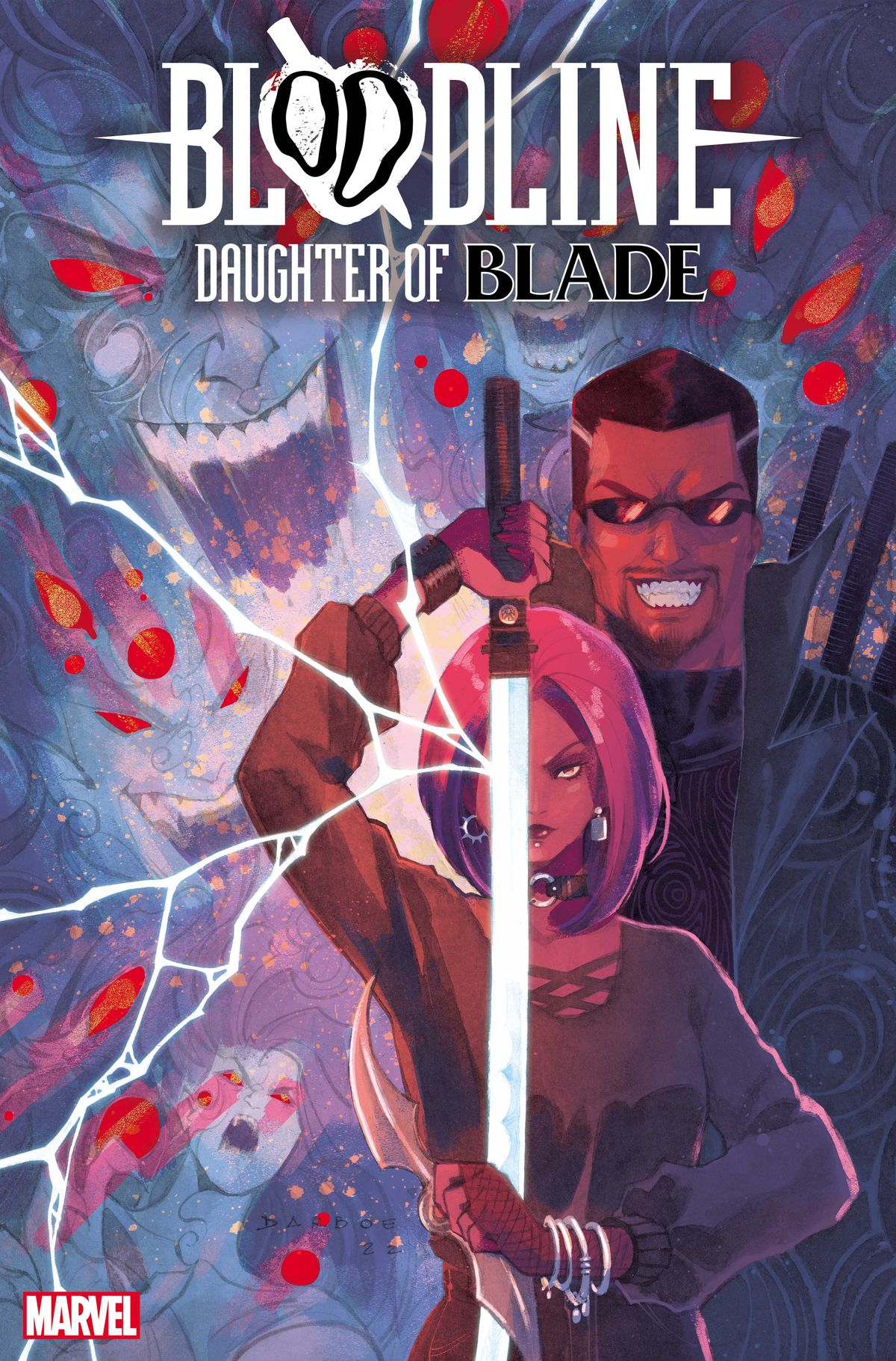 Una giovane donna di colore tiene una spada splendente davanti al viso mentre Blade sorride dietro di lei sulla copertina di Bloodline: Daughter of Blade (2023).