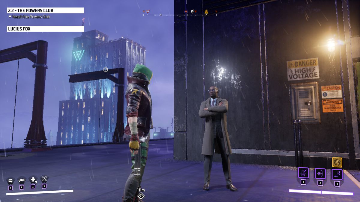 Nightwing si trova accanto a Lucius Fox sul tetto di un edificio a Gotham City in Gotham Knights.