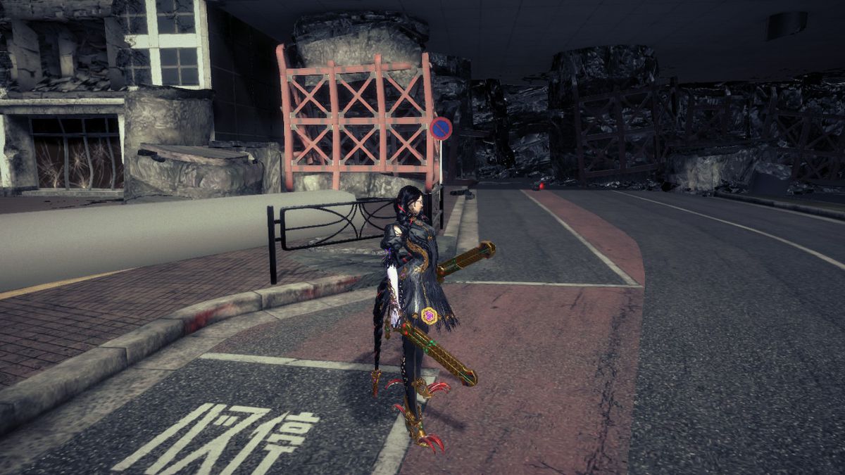 Bayonetta si trova sulla strada davanti a una griglia metallica rossa