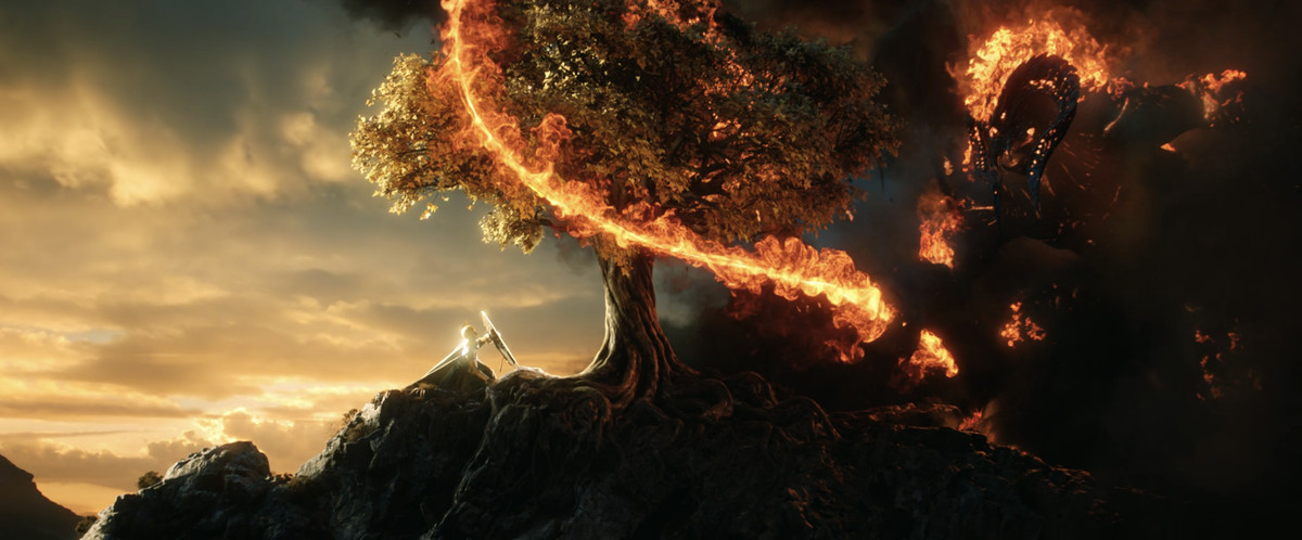 Un guerriero elfo e un balrog combattono sulla cima di una montagna vicino a un albero ne Il Signore degli Anelli: Gli anelli del potere