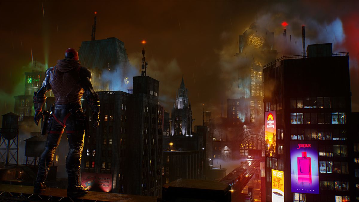 Red Hood, con le spalle alla telecamera, osserva Gotham City in Gotham Knights