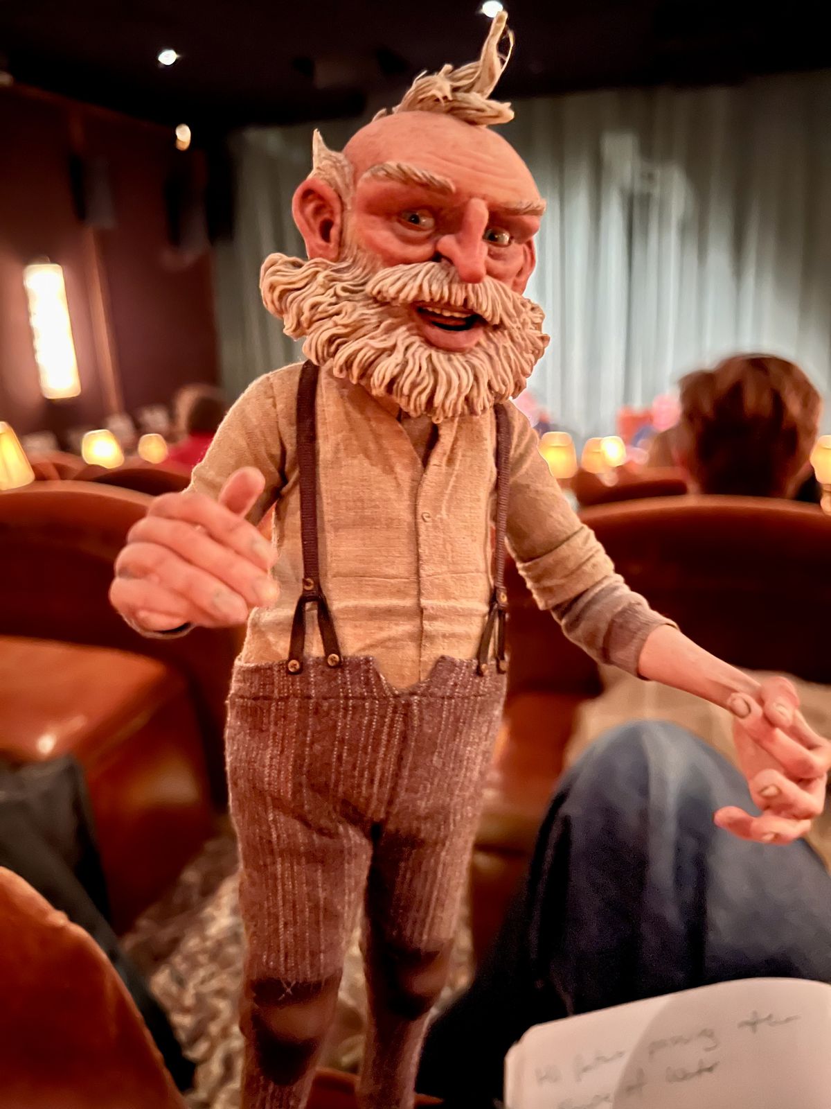 Il burattino di Geppetto, un vecchio, nel Pinocchio di Guillermo del Toro.  L'autore lo tiene in una sala di proiezione scarsamente illuminata