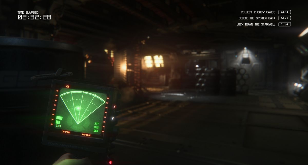 Ripley utilizza un sensore di movimento per rilevare la direzione da cui uno xenomorfo attaccherà in una stanza buia in Alien: Isolation