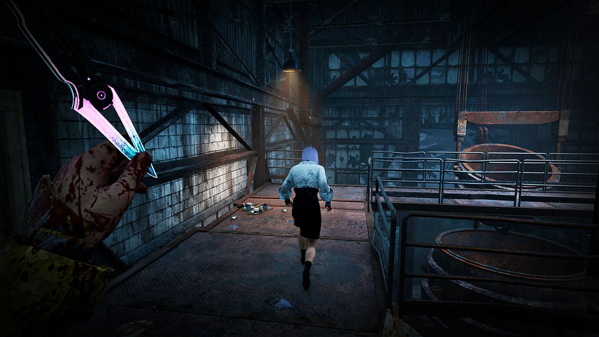Un giocatore fugge dal Trickster in Dead by Daylight.  Il punto di vista del Trickster mostra il giocatore in fuga e solleva un coltello da lancio dai colori vivaci in preparazione per l'uccisione.