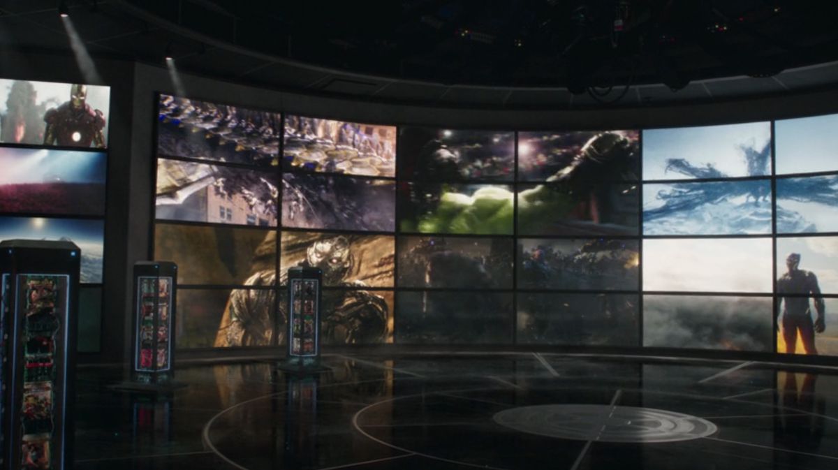 La stanza di Kevin in She-Hulk, piena di monitor TV che riproducono Iron Man, Age of Ultron, Thor: Ragnarok e Black Panther