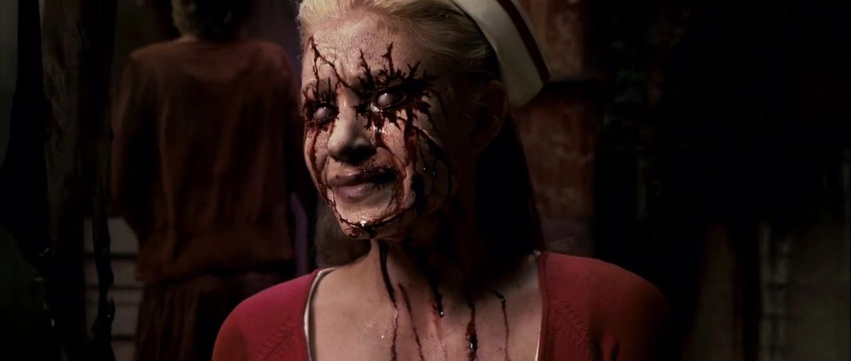 Un personaggio del film di Silent Hill ha segni di tagli lungo le guance e gli occhi bianchi