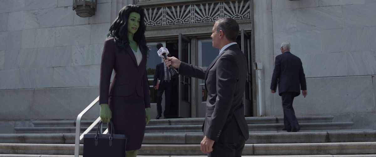 Un giornalista che intervista She-Hulk sui gradini del tribunale