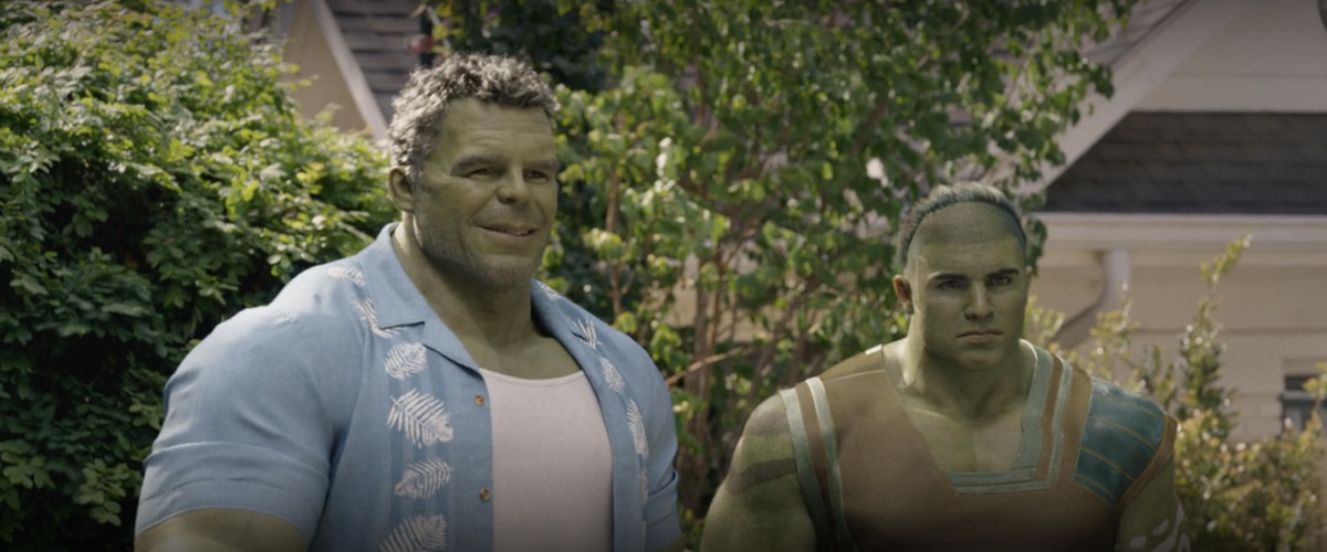 Hulk (Mark Ruffalo) e suo figlio, Skaar (Wil Deusner), un uomo verde più piccolo e grosso con abiti laceri e un taglio di capelli alieno, in She-Hulk: Attorney at Law.