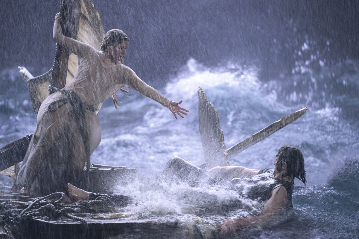 Galadriel, alla deriva su relitti in una terribile tempesta, si rivolge ad Halbrand mentre cercano di sopravvivere in mare aperto.