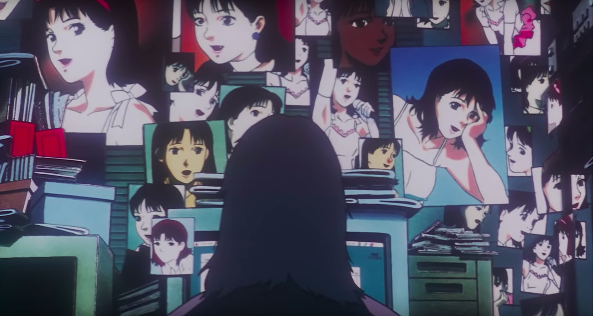 Una donna guarda una serie apparentemente infinita di televisori con le immagini della stessa donna in Perfect Blue