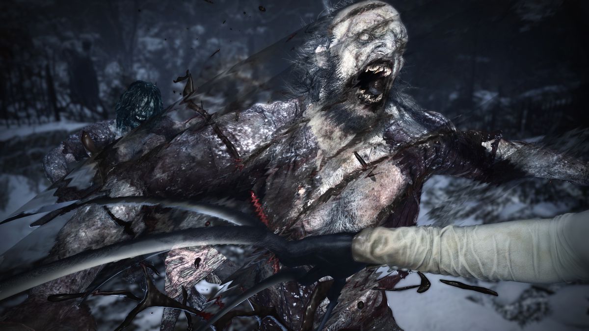 Lady Dimitrescu colpisce in prima persona una creatura simile a un lupo mannaro con i suoi lunghi artigli di rasoio in uno screenshot della modalità I mercenari di Resident Evil Village.