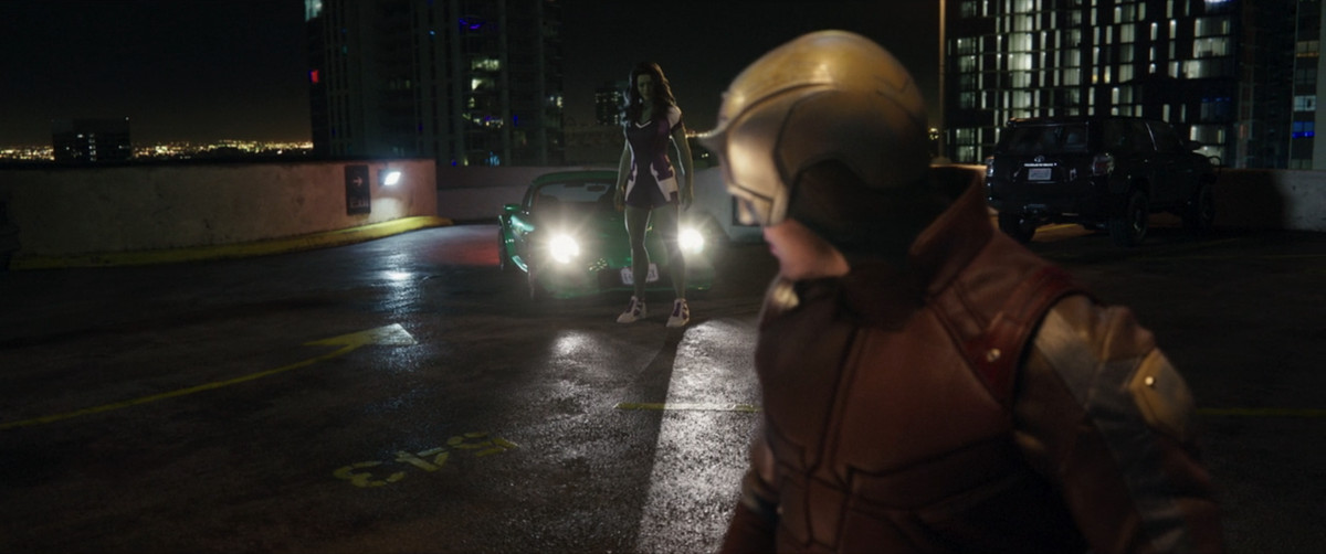 Daredevil e She-Hulk si guardano sul tetto di un parcheggio in She-Hulk: Attorney at Law. 
