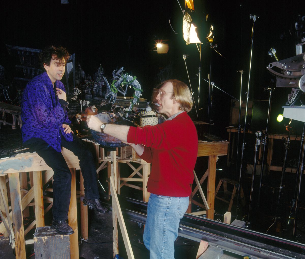 Lo sceneggiatore-produttore Tim Burton e il regista Henry Selick in una foto d'archivio, mentre lavorano insieme sul set di The Nightmare Before Christmas del 1993
