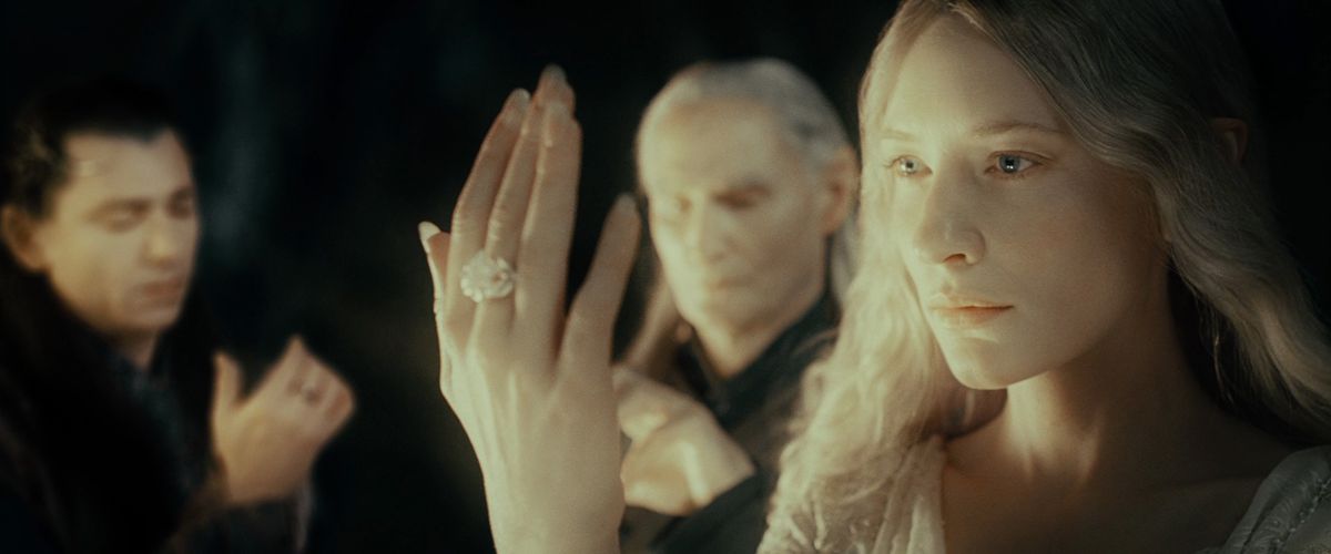 Galadriel mostra il suo anello elfico, indossato sul dito medio della sua mano bianca, in La Compagnia dell'Anello.
