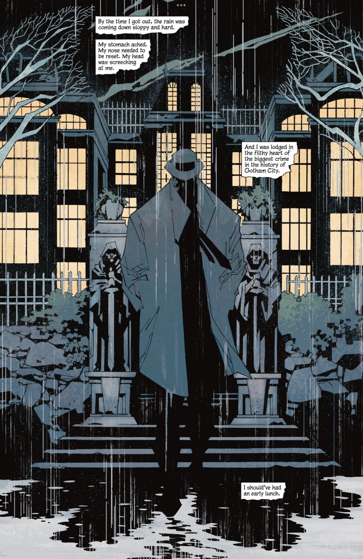Slam Bradley, la sua figura una silhouette nera con un trench grigio e un fedora, cammina lungo il sentiero ornamentale lontano dalle luci sfavillanti di Wayne Manor.  La pioggia cade a strisce sporche, in Gotham City: Year One # 1 (2022). 