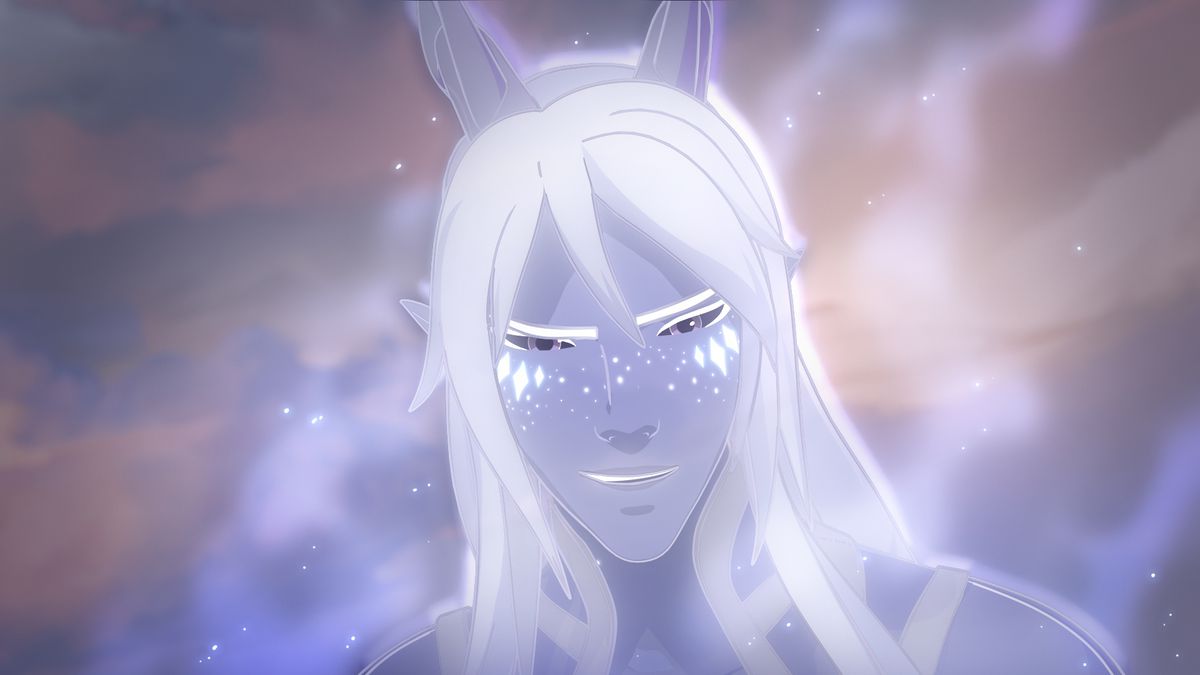 un elfo sorridente con la pelle stellata viola, lunghi capelli bianchi e corna scure nello spettacolo animato Il principe drago