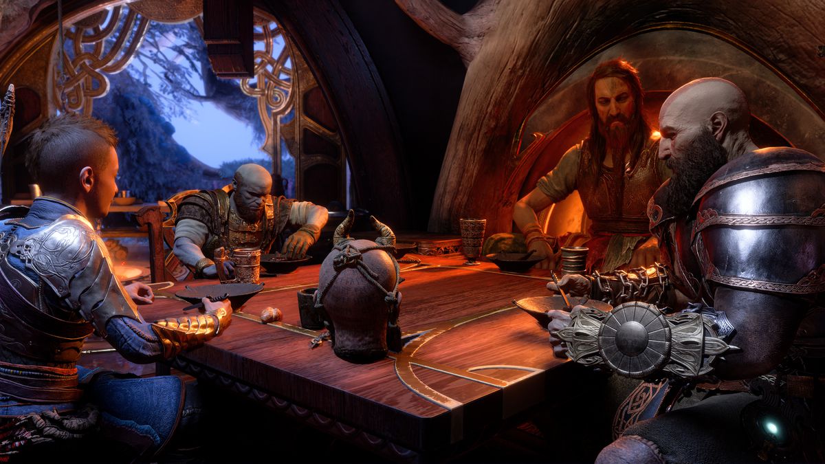 Atreus, Brok, Mimir, Tyr e Kratos siedono attorno a un tavolo quadrato di legno, mangiando stufato dalle ciotole, in God of War Ragnarök
