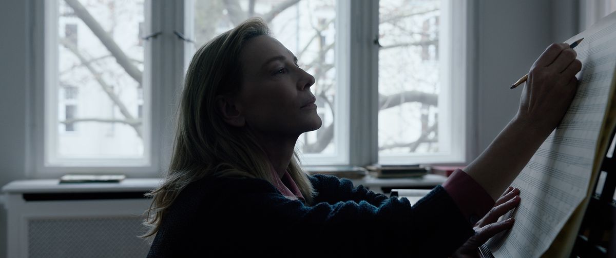Lydia Tár (Cate Blanchett) compone al suo pianoforte in una stanza poco illuminata in Tár di Todd Field