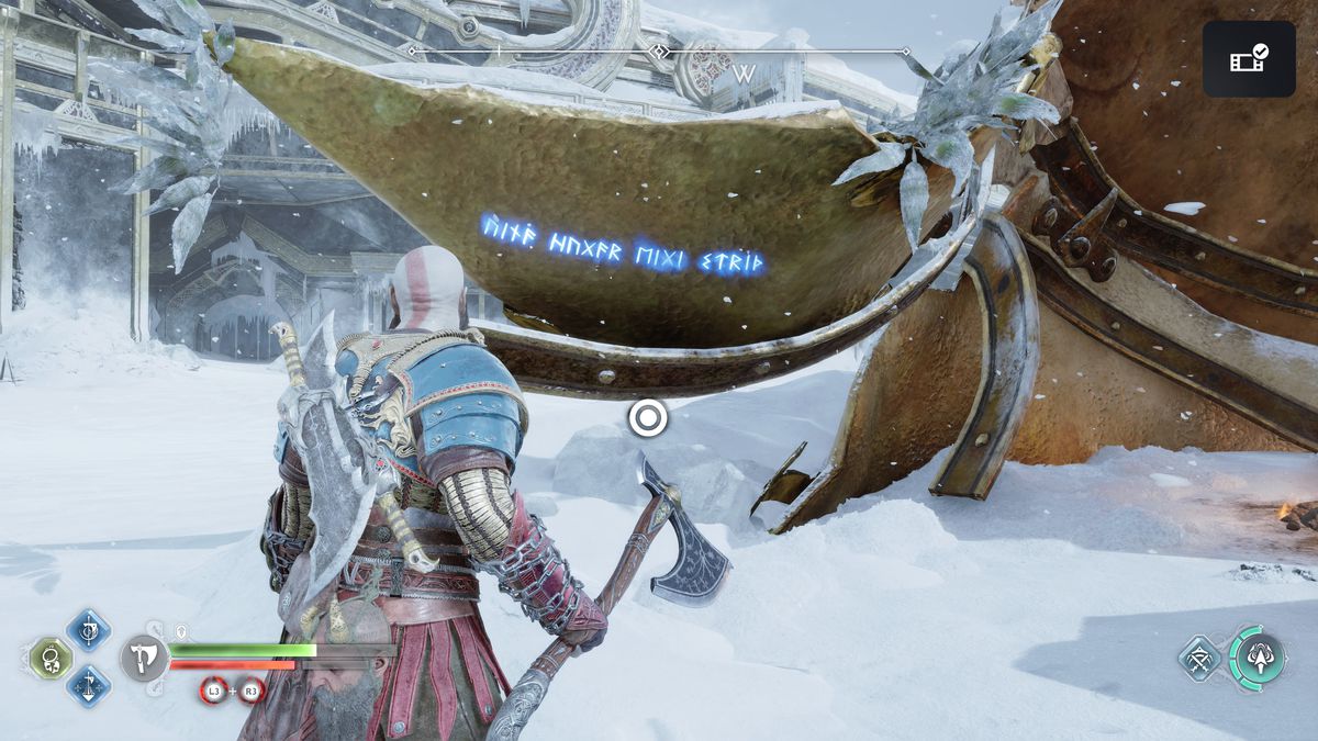 Kratos legge alcune rune in God of War Ragnarok