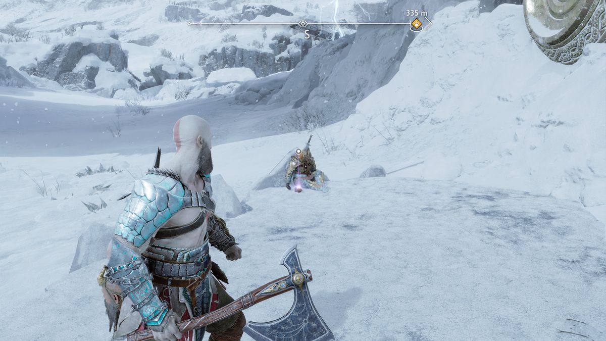 Kratos si prepara ad afferrare un artefatto in God of War Ragnarok