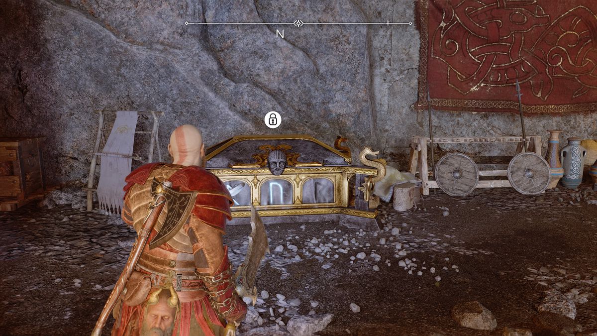 Kratos guarda un forziere Nornir in God of War Ragnarok