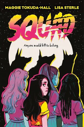 Un gruppo di ragazze guarda avanti (mentre una guarda indietro al lettore) nella copertina della graphic novel Squad, con tre sagome di lupi che ululano contro la luna di fronte a loro.