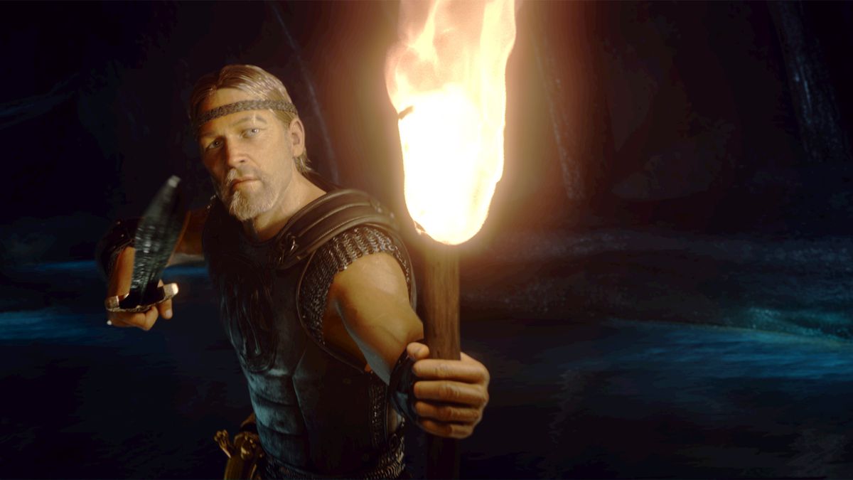 Un uomo con una fascia per la testa e vestito con un'armatura nordica tiene una spada e una torcia fiammeggiante con la schiena a uno specchio d'acqua cavernoso.