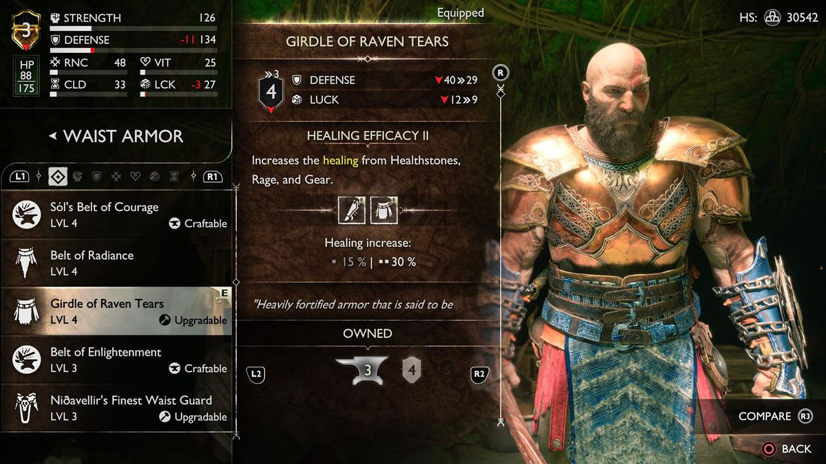 Kratos indossa la cintura delle lacrime di corvo in un menu che mostra i migliori set di armature Ragnarok di God of War.