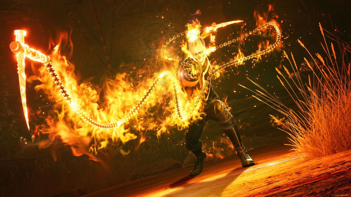 Ghost Rider (Johnny Blaze) attacca con la sua catena fiammeggiante e la sua falce lanciata contro lo spettatore