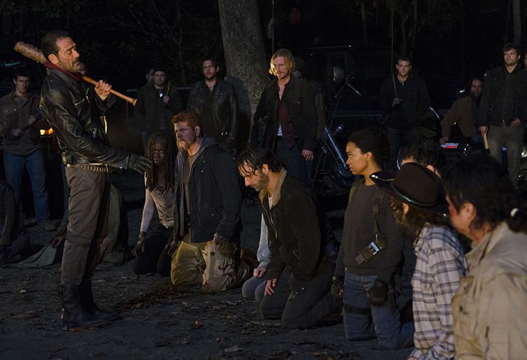 Negan (Jeffrey Dean Morgan) si trova di fronte alla troupe di Walking Dead con una mazza da baseball